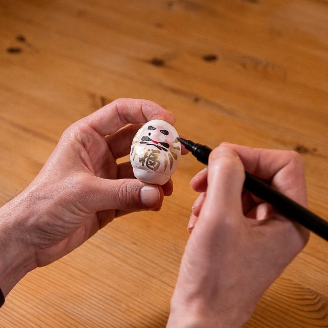 Daruma blanc japonais porte-bonheur traditionnel