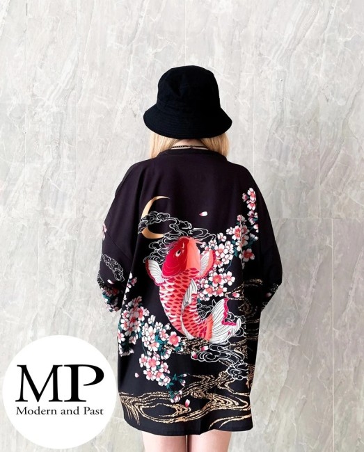 Kimono moderne japonais Carpe Koï et fleurs noir Kimono moderne japonais motif Carpe Koï et fleurs noir