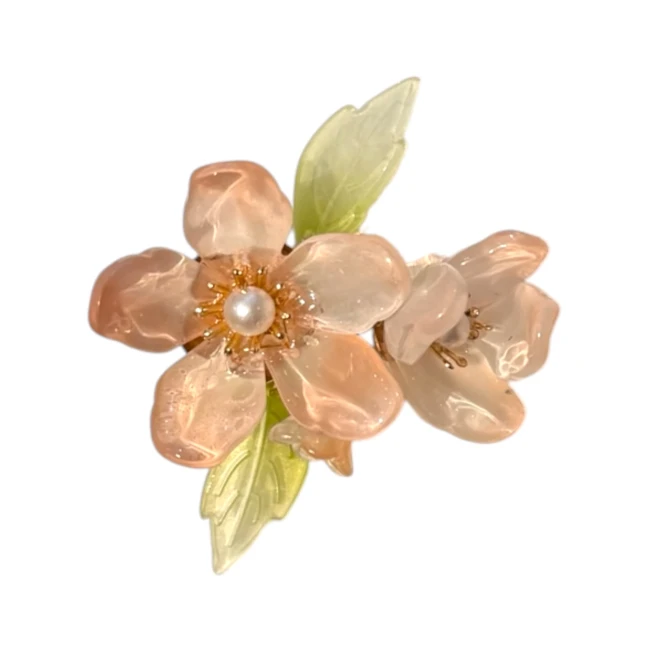 Pince à cheveux japonaise fleur rose pâle en verre face - Modern and Past Pince à cheveux japonaise fleur rose pâle en verre vue de face Modern and Past