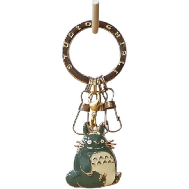 Porte-Clés Totoro Gris Assis – produit officiel Ghibli Porte-clés métal Totoro gris assis – Studio Ghibli