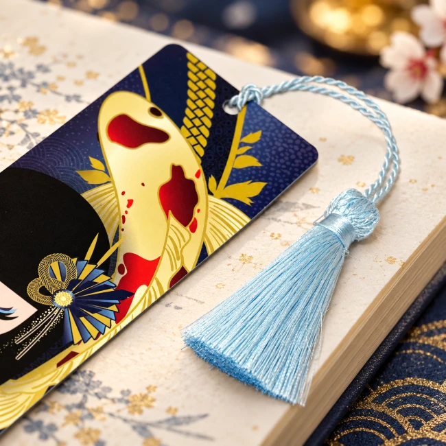 Marque-page Kimmidoll Rikiyo aux carpes koï japonaises dorées et pompon bleu clair – Modern and Past