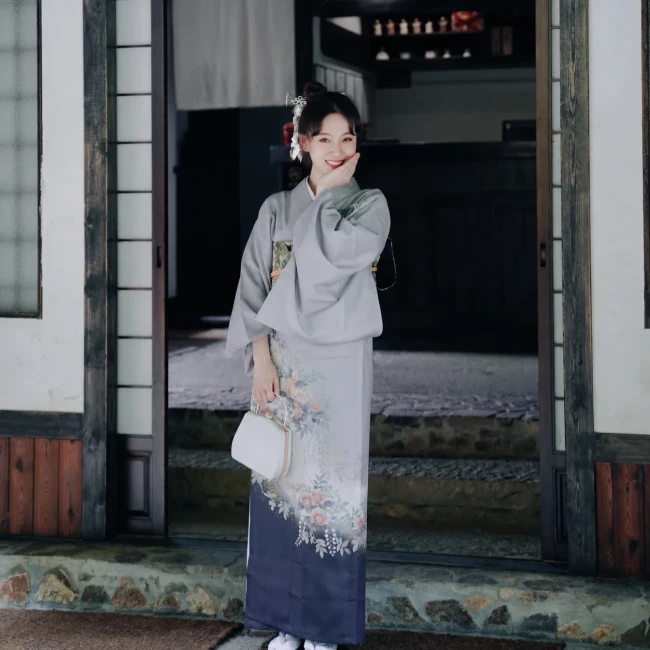 kimono japonais femme gris motifs fleurs kimono traditionnel japonais femme gris motifs fleurs