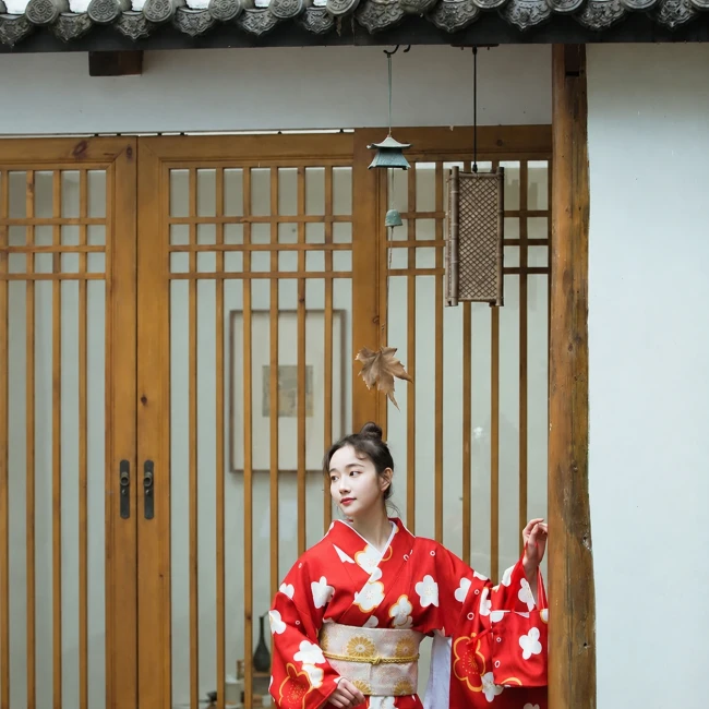 Kimono japonais femme rouge à motifs floraux Kimono traditionnel japonais femme rouge à fleurs porté sans obi