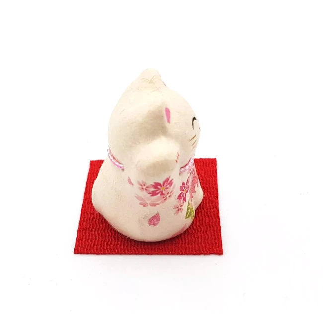 Figurine Maneki Neko sakura en papier washi faite au Japon chez Modern and Past
