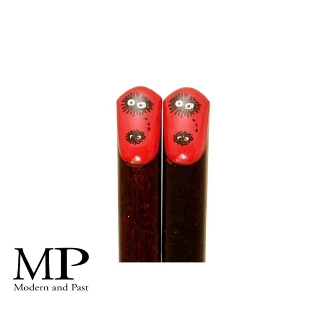 Baguettes en bois des Noiraudes rouges – Mon voisin Totoro Baguettes en bois Noiraudes rouges Totoro Studio Ghibli gros plan