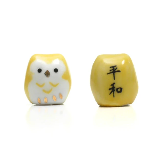 Figurines tiny hibou Fukuro en porcelaine jaune chez Modern and Past