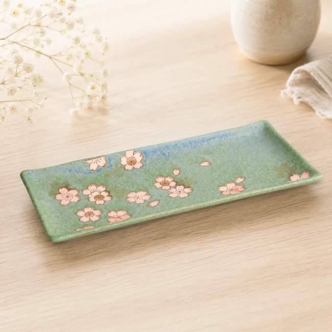 Assiette japonaise rectangulaire verte motifs Sakura Assiette japonaise rectangulaire verte Sakura faite main au Japon Modern and Past