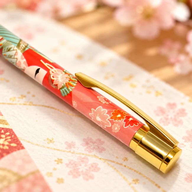Stylo à bille Kimmidoll Hiyori – Mécanisme rotatif | Modern and Past Stylo à bille Kimmidoll Hiyori rose corail avec moineau et fleurs japonaises, finitions dorées – Modern and Past