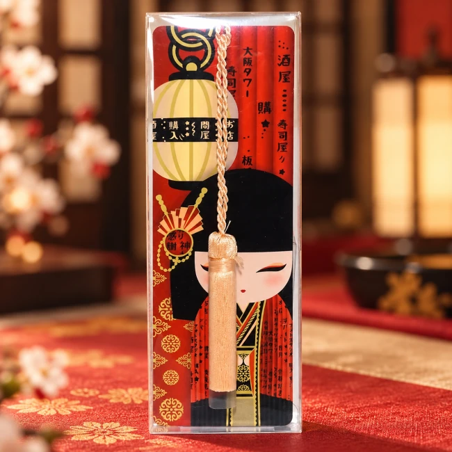 Marque-page Kimmidoll Yukina rouge et noir, Kokeshi japonaise avec lanterne et pompon doré – Modern and Past