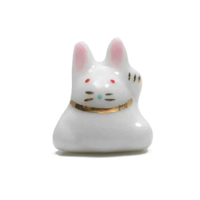Figurines lapin Usagi heureux en porcelaine blanc chez Modern and Past