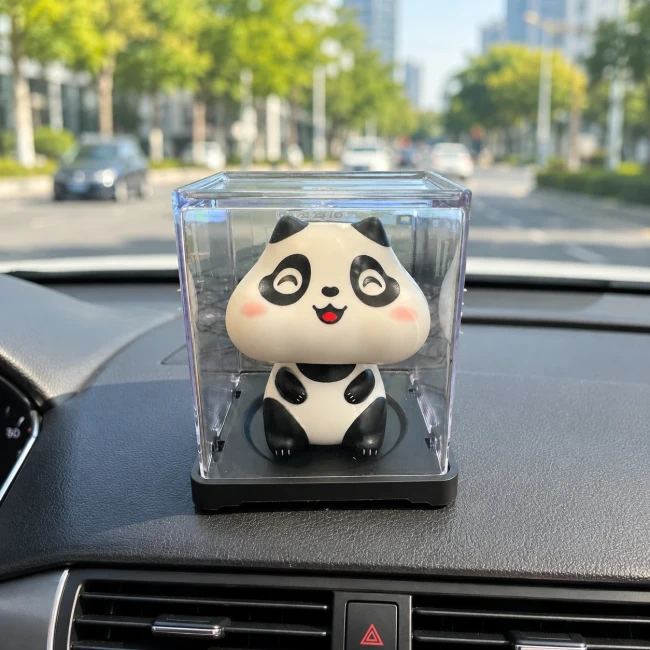 Mini panda Kawaii solaire blanc et noir sur tableau de bord Mini panda Kawaii porte-bonheur solaire blanc et noir sur tableau de bord Modern and Past