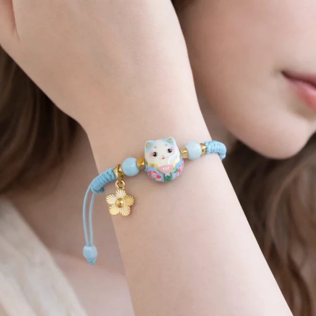 Bracelet porte-bonheur japonais chat Neko Kawaii bleu porté au poignet chez Modern and Past