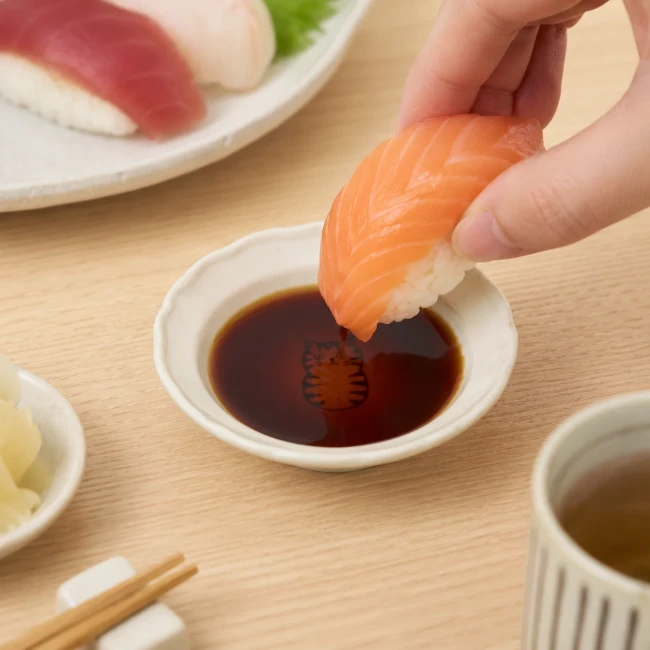 Coupelle à sauce japonaise chat Tabi Dora avec sauce soja et sushi Modern and Past