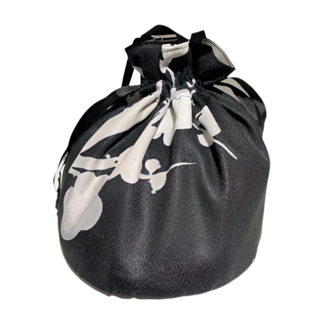 sac japonais noir à fleurs blanches avec fermeture à coulisse
