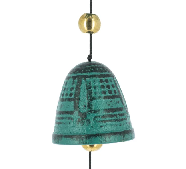 Cloche Feng Shui Furin Libellule vert-de-gris en aluminium coulé chez Modern and Past