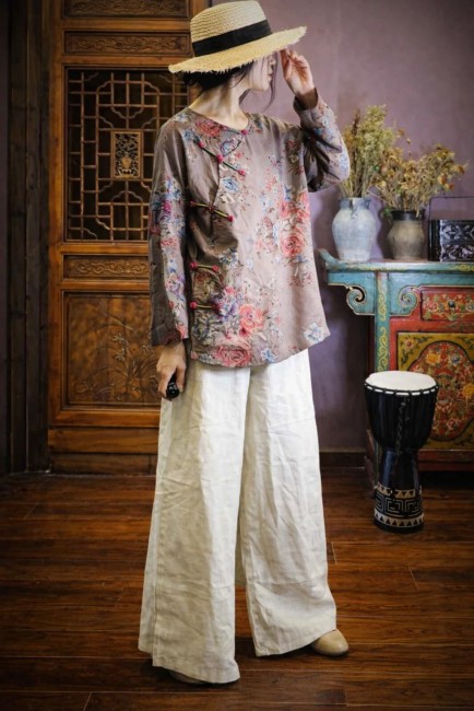 Chemisier asiatique en coton marron beige motifs fleurs – Modern and Past Chemisier asiatique marron beige en coton à motifs floraux