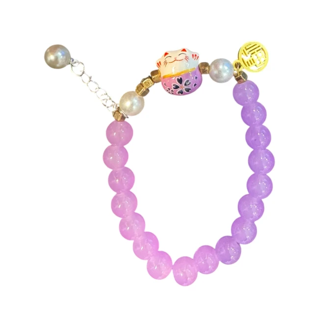 Bracelet porte-bonheur japonais chat Neko mauve en perles de couleur mauve chez Modern and Past