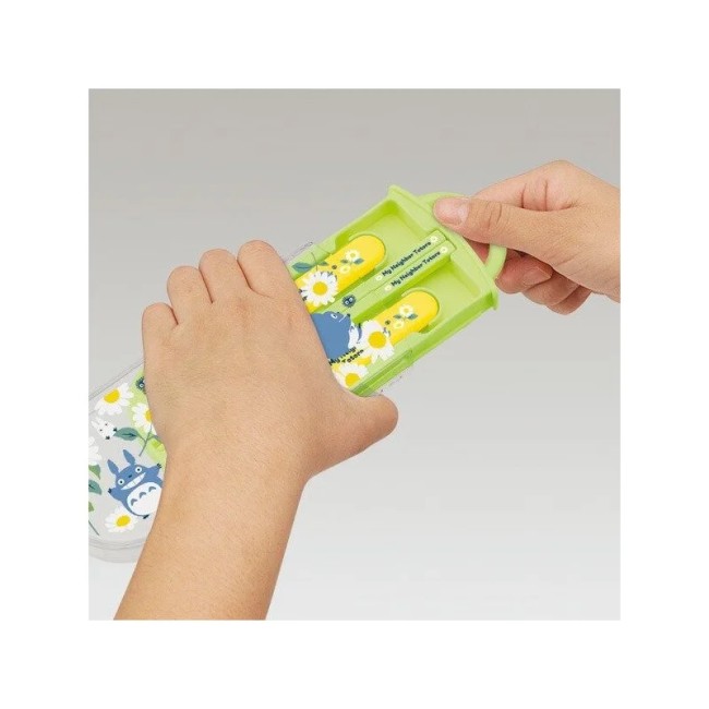 Set Baguettes Cuillère Fourchette Totoro Bleu et Marguerites – Studio Ghibli Set Totoro bleu et marguerites avec baguettes cuillère fourchette – Studio Ghibli