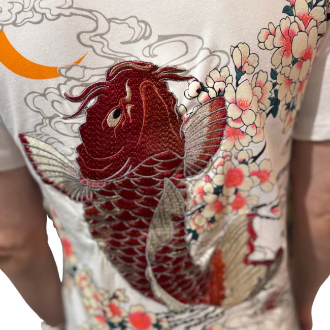 T-shirt Sukajan blanc carpe koi brodé et fleurs de cerisiers