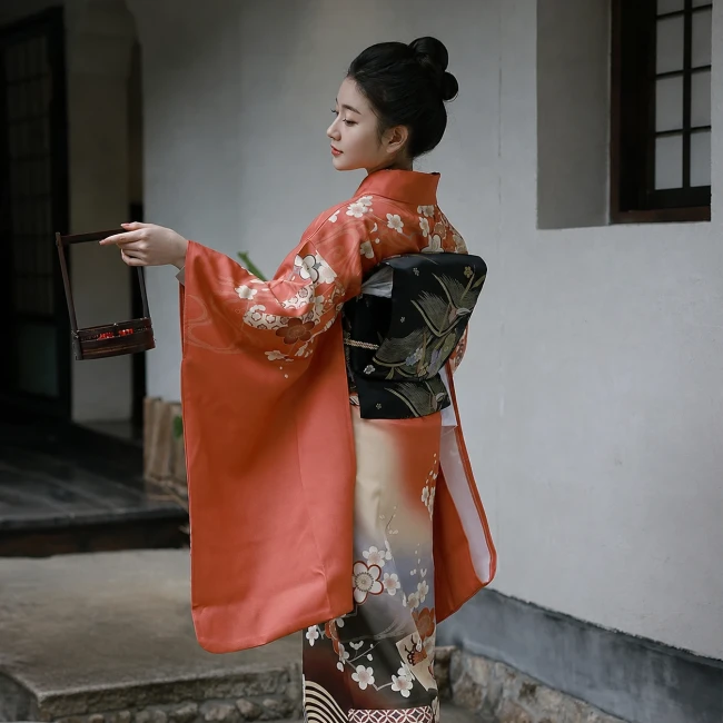 Kimono japonais femme orange vagues Nami et fleurs Kimono traditionnel japonais femme orange motifs vagues et fleurs