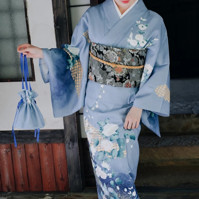 Kimono traditionnel japonais femme gris bleu à fleurs, vendu sans obi