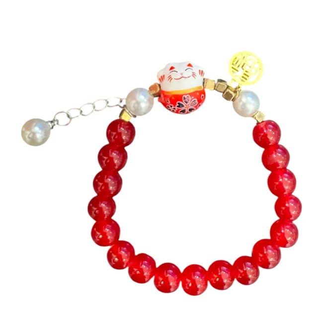 Bracelet porte-bonheur japonais chat Neko rouge en perles de couleur rouge chez Modern and Past