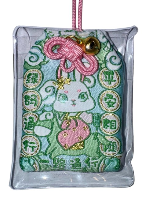Amulette japonaise Omamori Usagi – protection et sérénité – fabriquée au Japon Amulette japonaise Omamori Usagi verte symbole de protection et sérénité fabriquée au Japon - Housse de protection