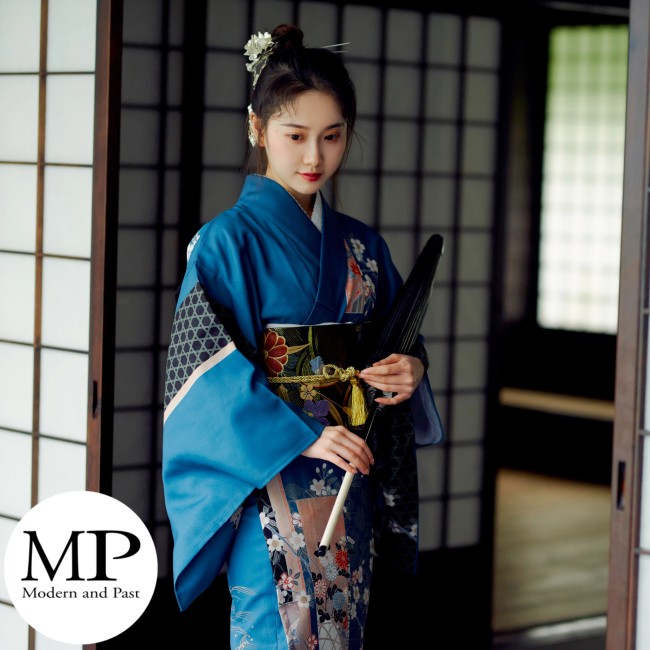 Kimono japonais traditionnel pour femme aux motifs à fleurs de couleur bleu Kimono japonais traditionnel pour femme - motifs et fleurs - bleu - Modern and Past à Brest - boutique japonaise - cosplay