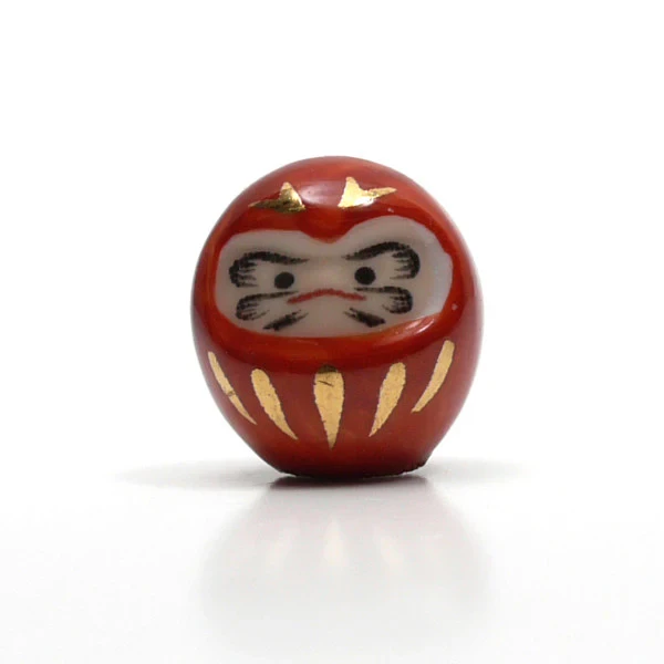 Figurines Tiny Lucky Daruma en porcelaine rouge chez Modern and Past