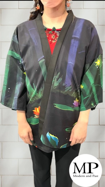 Kimono moderne japonais noir avec personnage et bambous