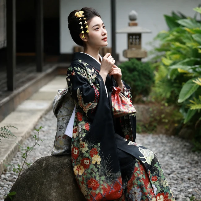 Kimono traditionnel japonais femme noir à motifs floraux
