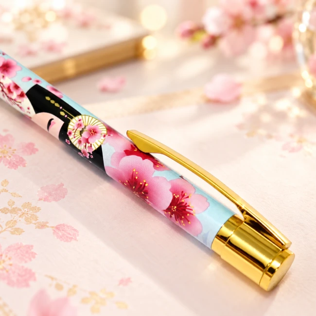 Stylo à bille Kimmidoll Sakura – Mécanisme rotatif | Modern and Past Stylo à bille Kimmidoll Sakura doré avec fleurs de cerisier japonais et encre noire – Modern and Past