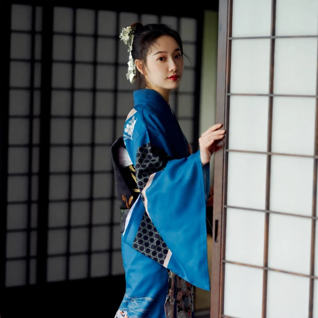 Kimono japonais traditionnel pour femme aux motifs à fleurs de couleur bleu Kimono japonais traditionnel pour femme - motifs et fleurs - bleu - Modern and Past à Brest - boutique japonaise - cosplay