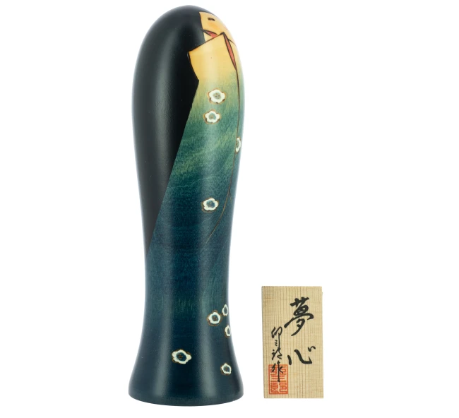 Kokeshi Yumeshin japonaise 20 cm faite main au Japon - Modern and Past Poupée japonaise Kokeshi Yumeshin verte faite main au Japon - Modern and Past