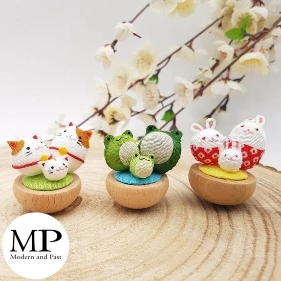 porte-bonheur japonais grenouille en culbuto porte-bonheur japonais grenouille en culbuto en tissu chirimen