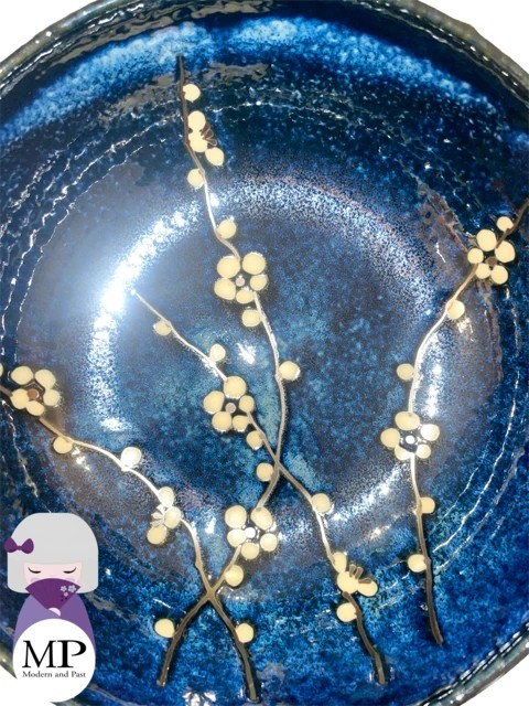 Saladier bleu avec des motifs fleurs de cerisiers - Modern and Past à Brest