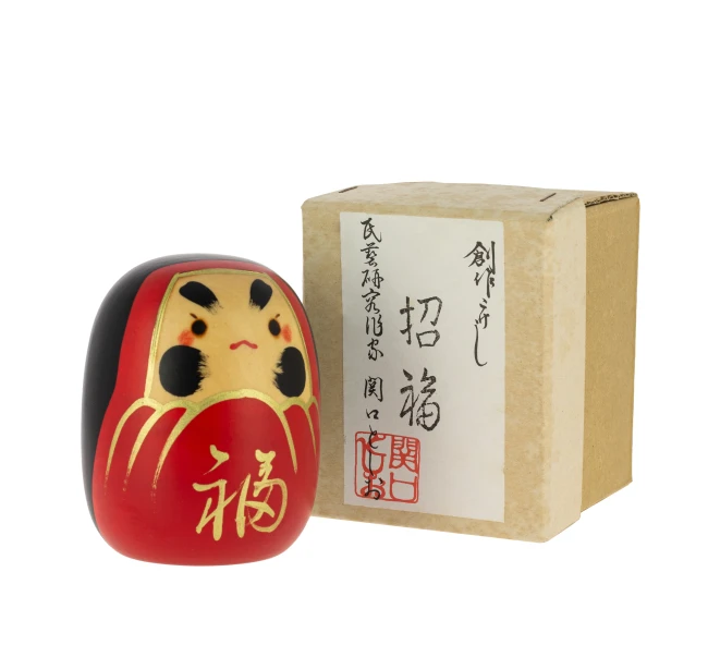 Kokeshi Daruma japonaise rouge faite main au Japon - Modern and Past Poupée japonaise Kokeshi Daruma rouge porte-bonheur - Modern and Past