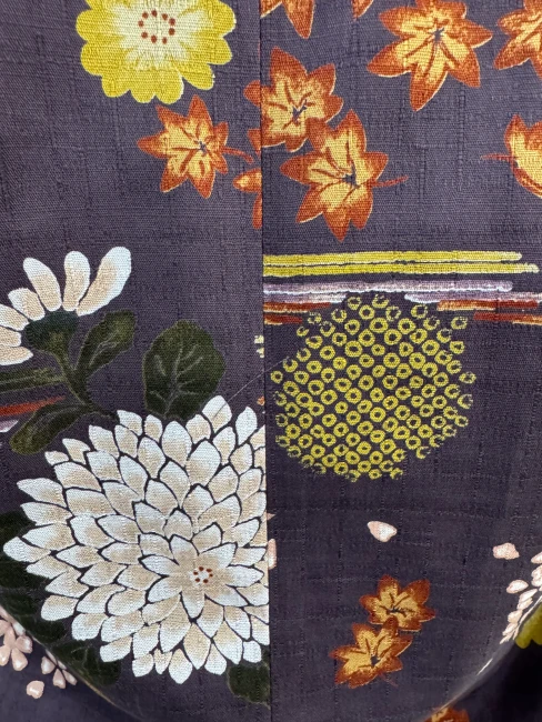 Détail tissu japonais en coton mauve avec fleurs de Sakura chrysanthèmes et feuilles d’érables