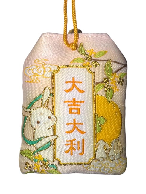 Amulette japonaise Omamori Usagi – chance et prospérité – fabriquée au Japon Amulette japonaise Omamori Usagi symbole de chance et prospérité fabriquée au Japon