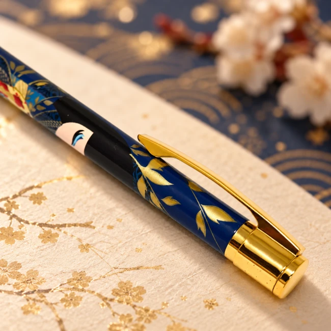Stylo à bille Kimmidoll Rikiyo bleu nuit avec carpes koï japonaises et finitions dorées – Modern and Past