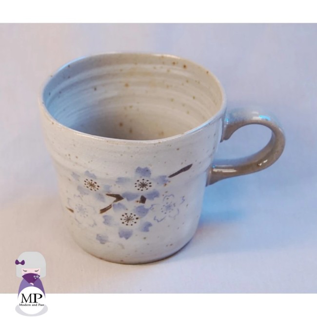 Tasse japonaise artisanale en porcelaine avec fleurs de Sakura bleues