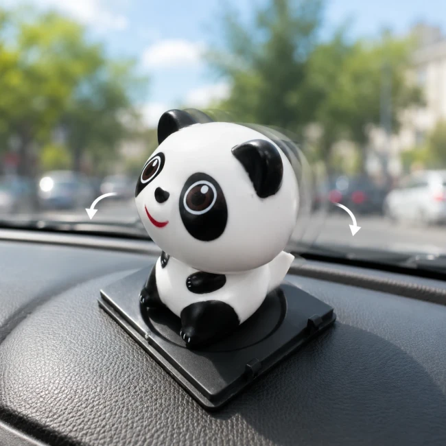 Mini panda solaire blanc et noir sur tableau de bord Mini panda porte-bonheur solaire blanc et noir sur tableau de bord Modern and Past
