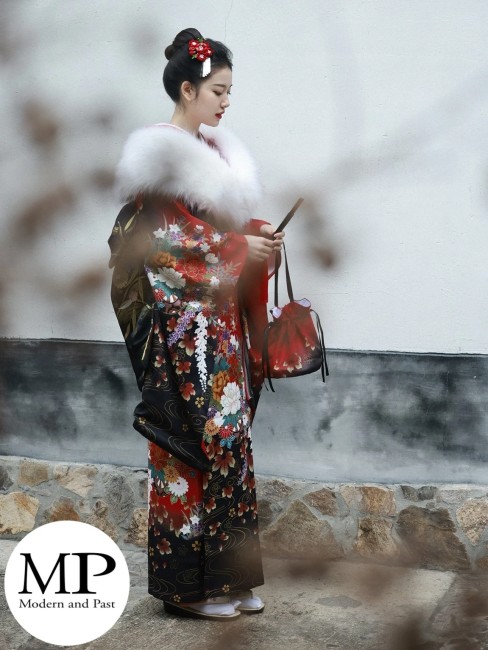 Kimono japonais femme rouge et noir motifs à fleurs Kimono japonais traditionnel femme rouge et noir motifs fleurs