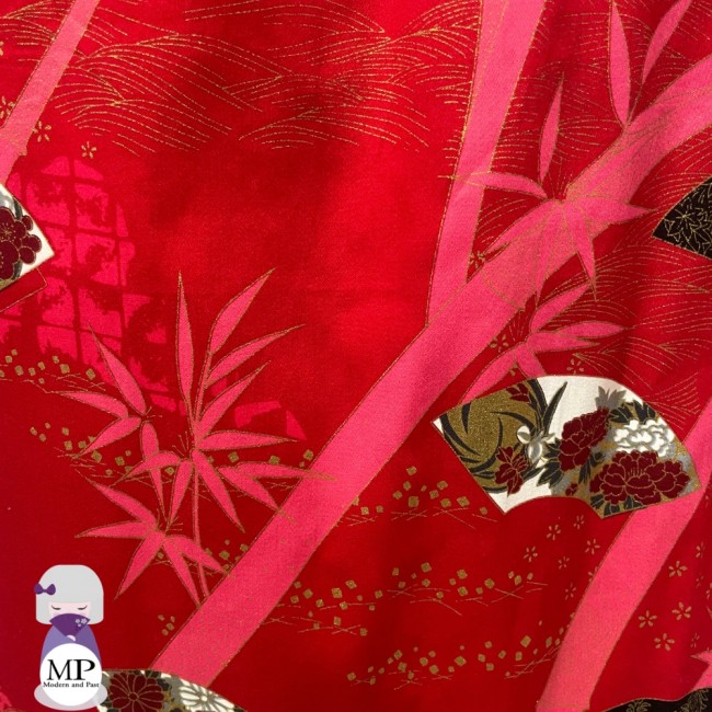 Yukata japonais femme coton rouge avec motifs bambous et éventails