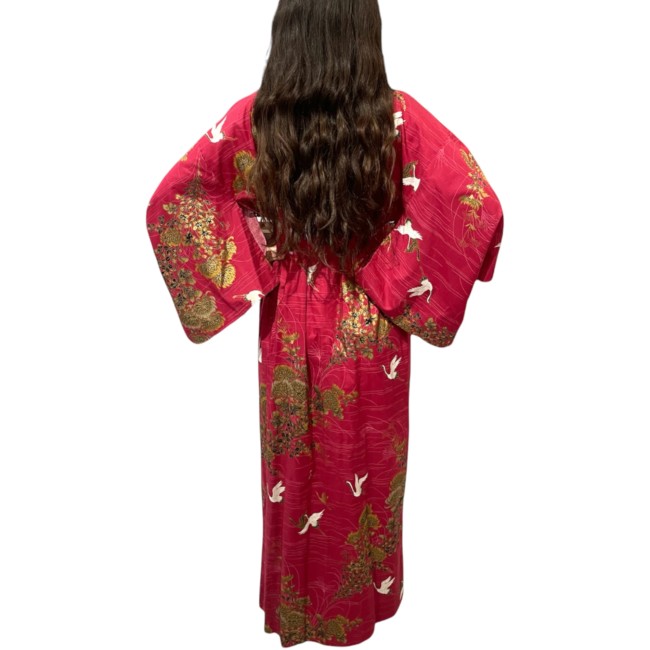 Yukata japonais femme rouge avec grues et fleurs