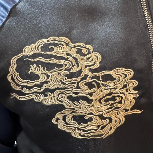 Veste Sukajan noire et bleue avec broderies nuages sur l’avant