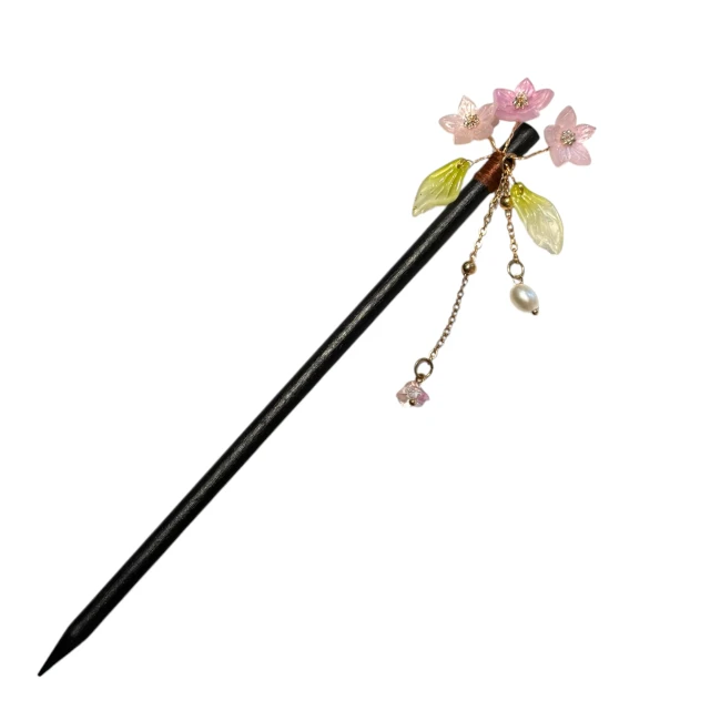 Pic à cheveux japonais Sakura rose en bois - Modern and Past Pic à cheveux japonais en bois avec fleurs de cerisier roses et chaînettes dorées chez Modern and Past