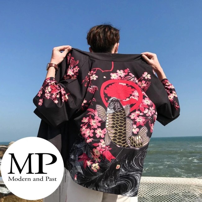 Kimono moderne japonais noir avec carpe Koï et fleurs de Sakura
