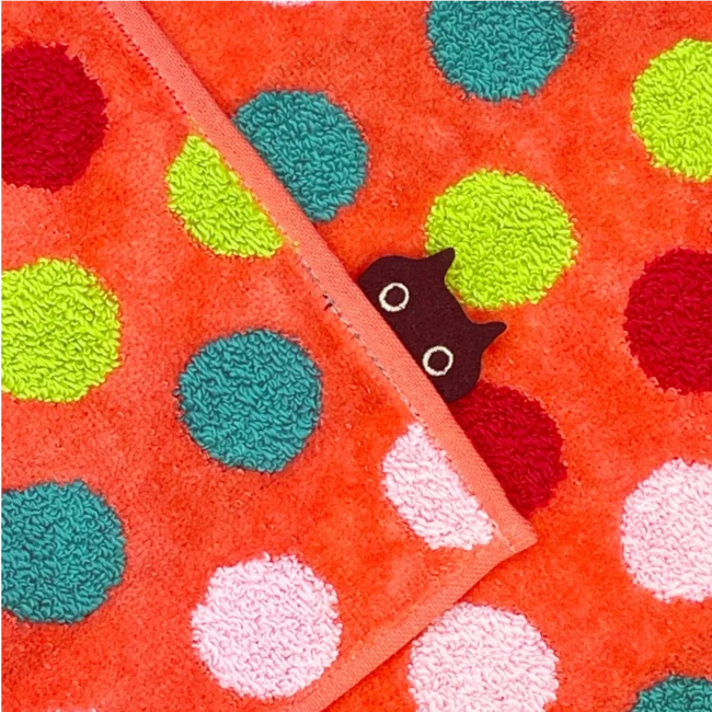 Détail de la mini serviette Drops orange Atsuko Matano Modern and Past Détail mini serviette Drops orange Atsuko Matano avec le chat Mémé et motif pois Modern and Past