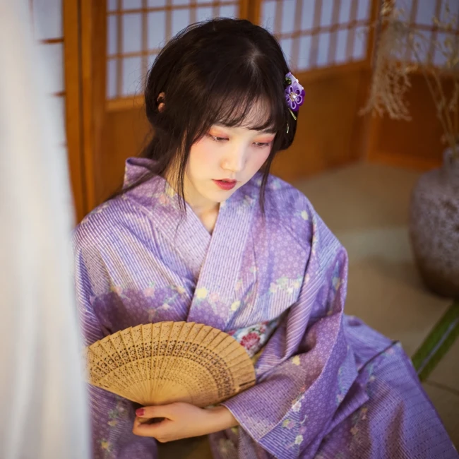 Kimono traditionnel japonais femme mauve à fleurs
